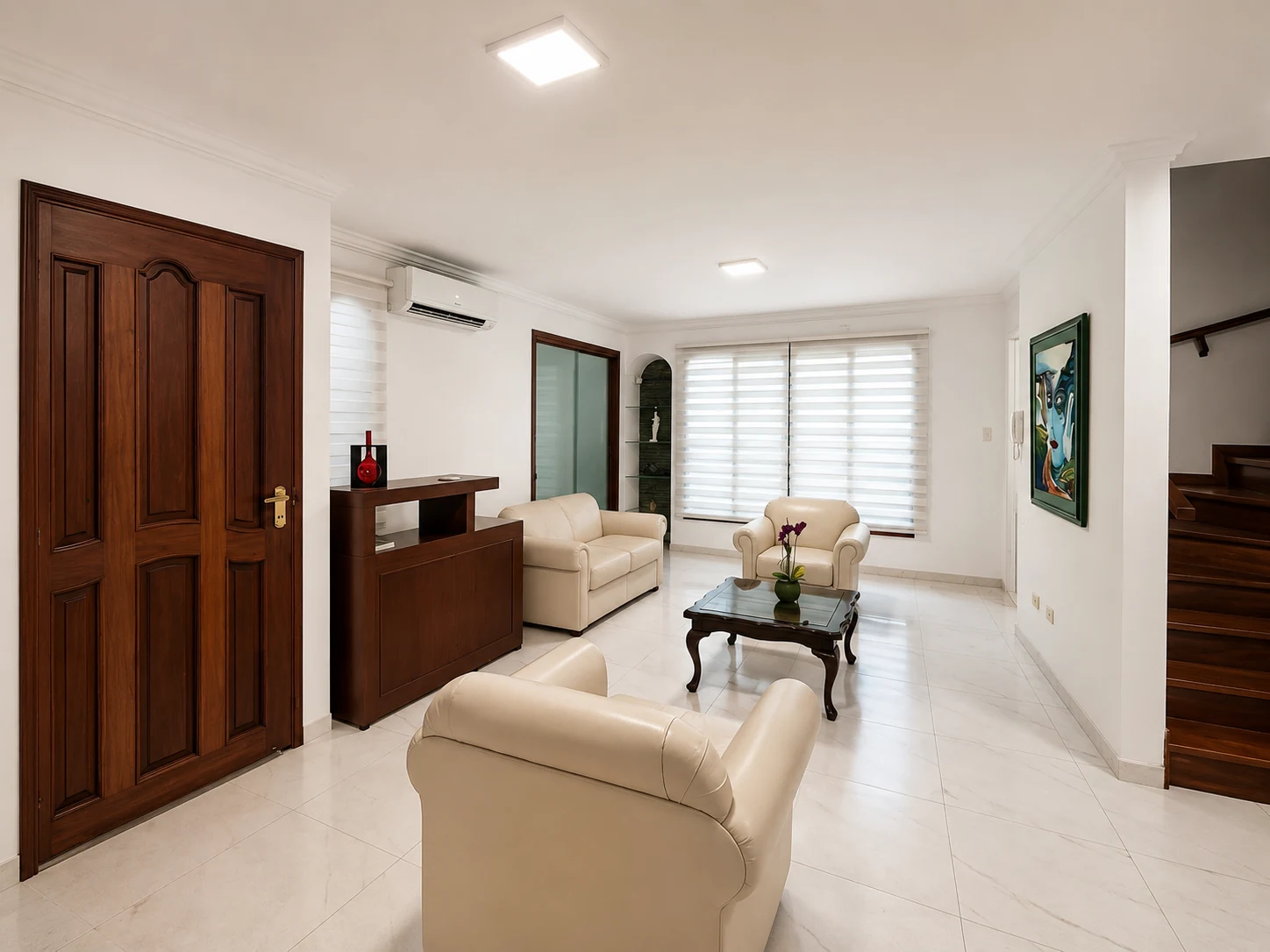 Sala de espera del consultorio, con recepción y sillones