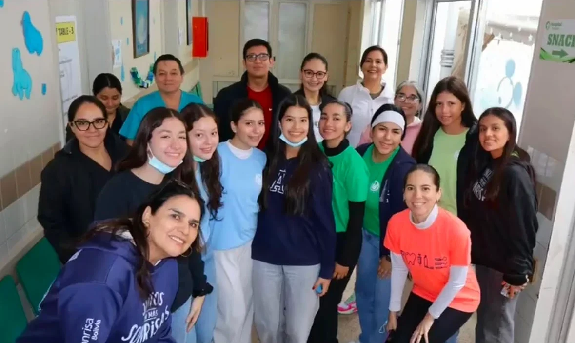 El equipo de voluntarios de una campaña de Operación Sonrisa en un hospital