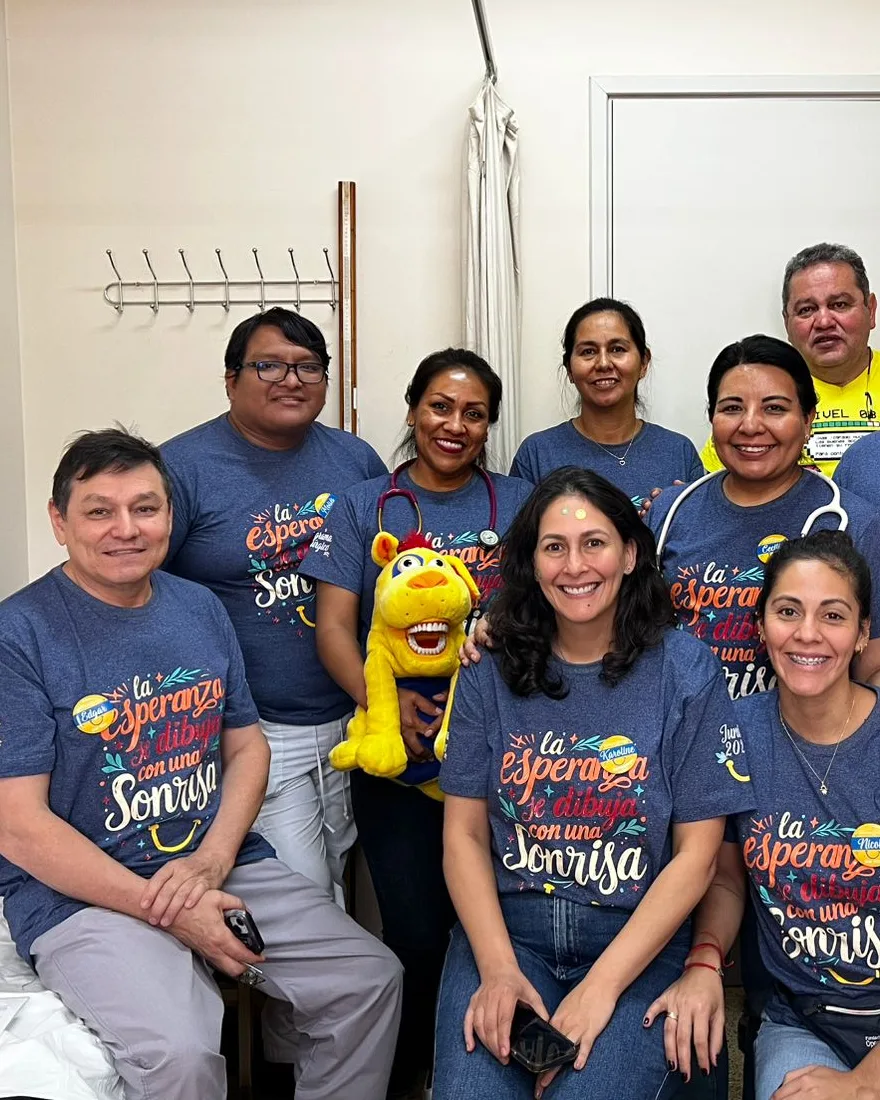El Dr. Achá con el equipo del programa quirúrgico de Operación Sonrisa